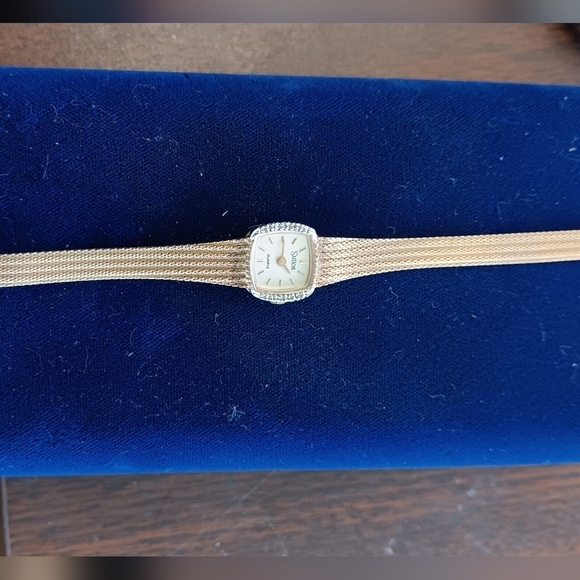 LIKE NEW SUTTON QUARTZ LADIES WATCH - Picture 2 of 7